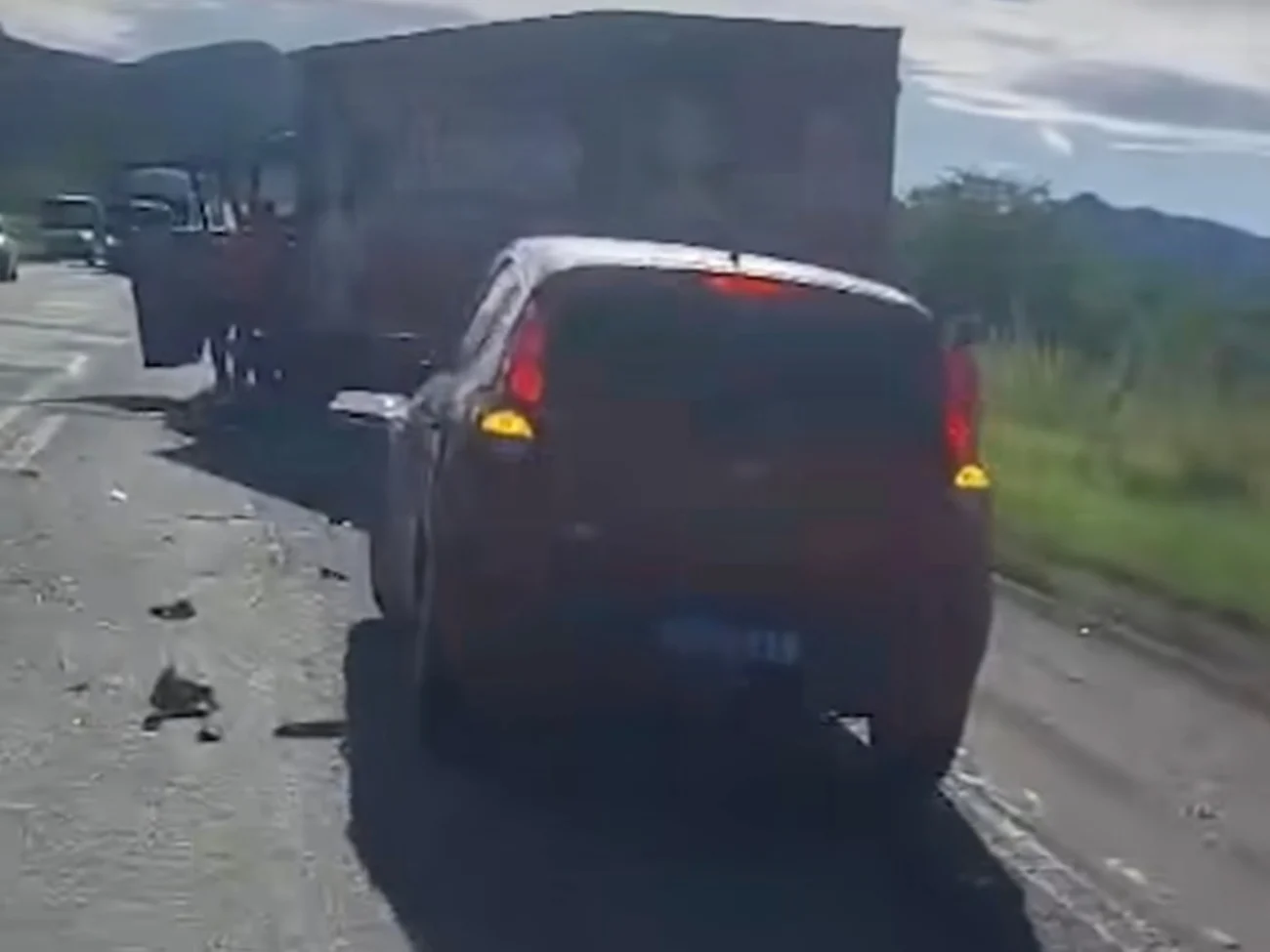 Vídeo mostra colisão envolvendo três veículos na BR-222 em Irauçuba no Ceará