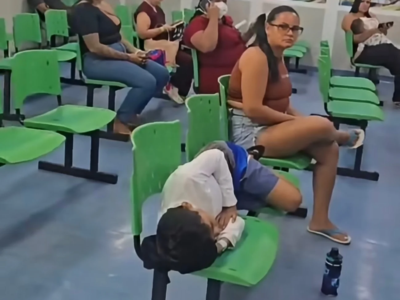 Vídeo mostra mãe faz desabafo emocionante e denuncia suposta falha em atendimento de hospital 