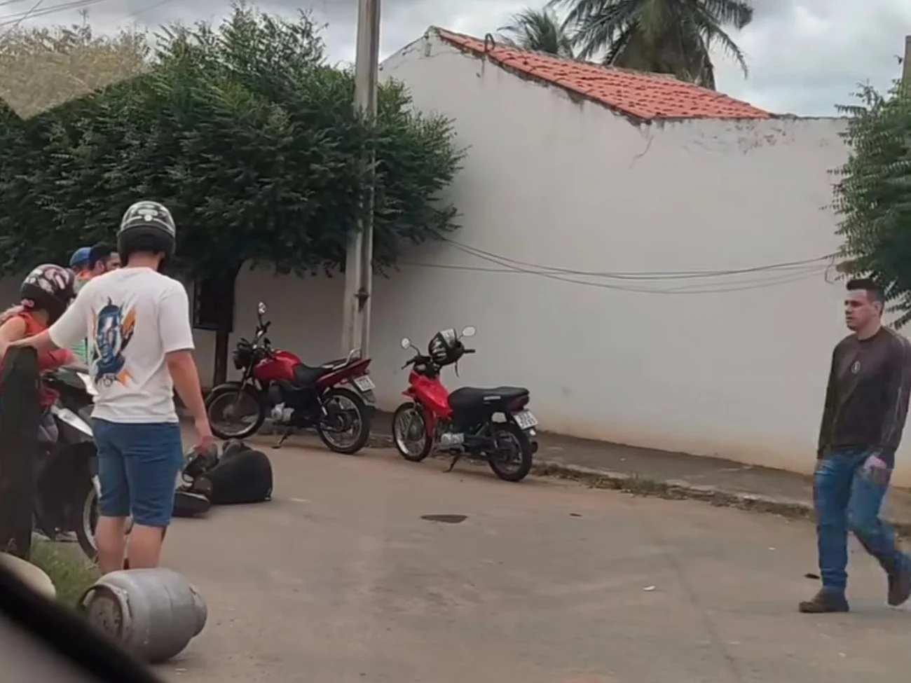 Colisão entre duas motocicletas mobiliza moradores no bairro Vila Azul, em Boa Viagem no Ceará 