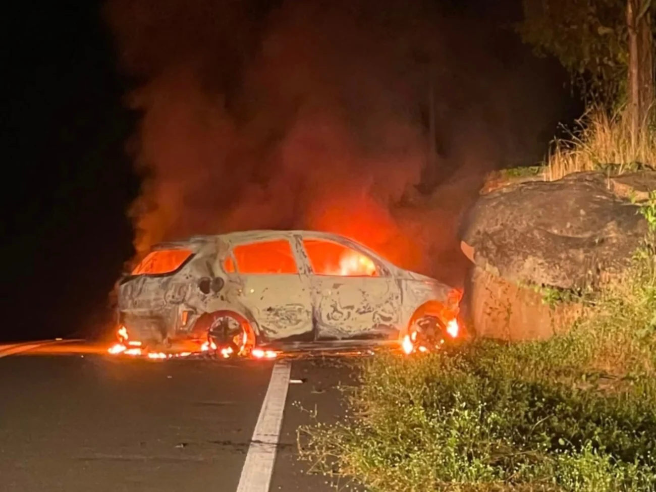 Carro bate em pedra, pega fogo e motorista escapa por segundos de tragédia em Coreaú no Ceará 