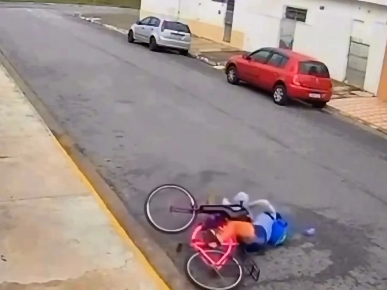 Vídeo mostra mãe passa mal repentinamente ao sair de bicicleta com o filho e mobiliza populares