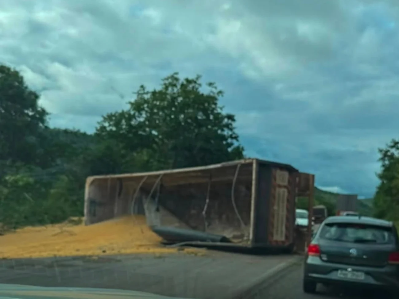 Acidente grave: carreta carregada de milho tomba na serra do facão, em Boa Viagem no Ceará 