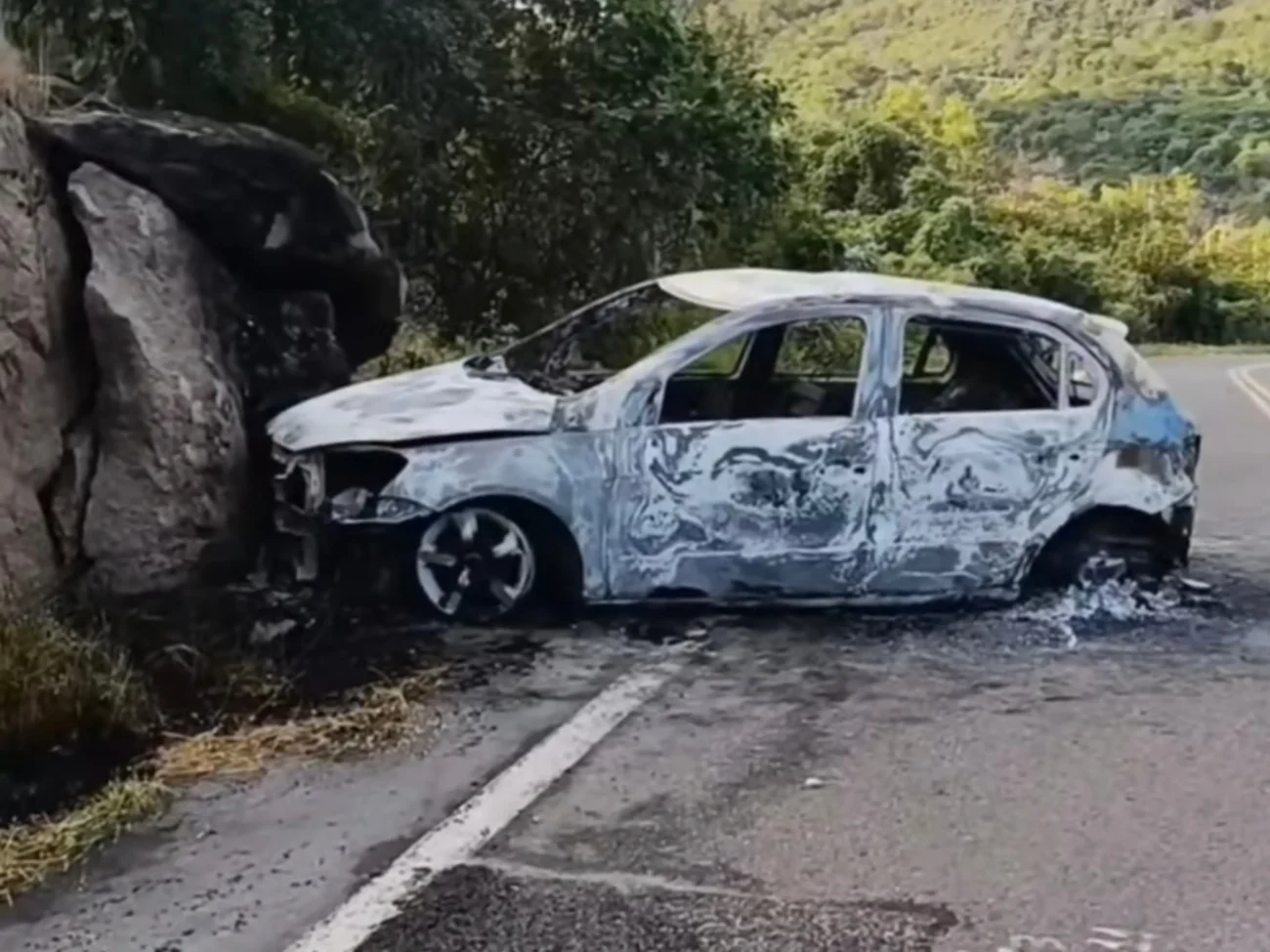 Vídeo mostra carro pega fogo após colisão e fica completamente destruído na ladeira de alcântaras