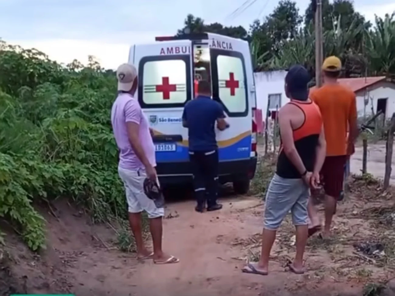 Vídeo mostra buraco em estrada causa acidente e deixa motociclista ferido em São Benedito no Ceará 