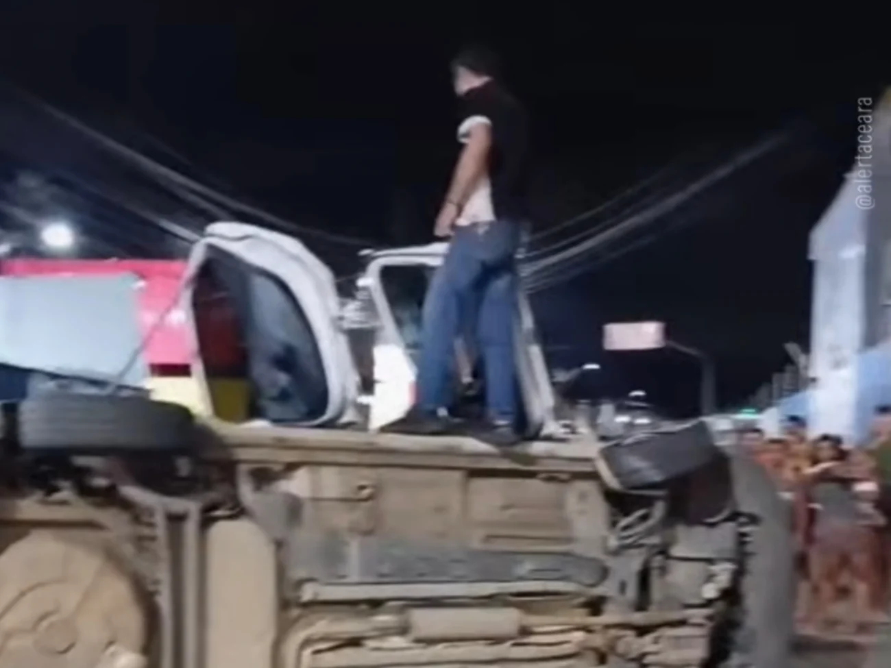 Motorista fica ferido após capotamento em cruzamento de Fortaleza