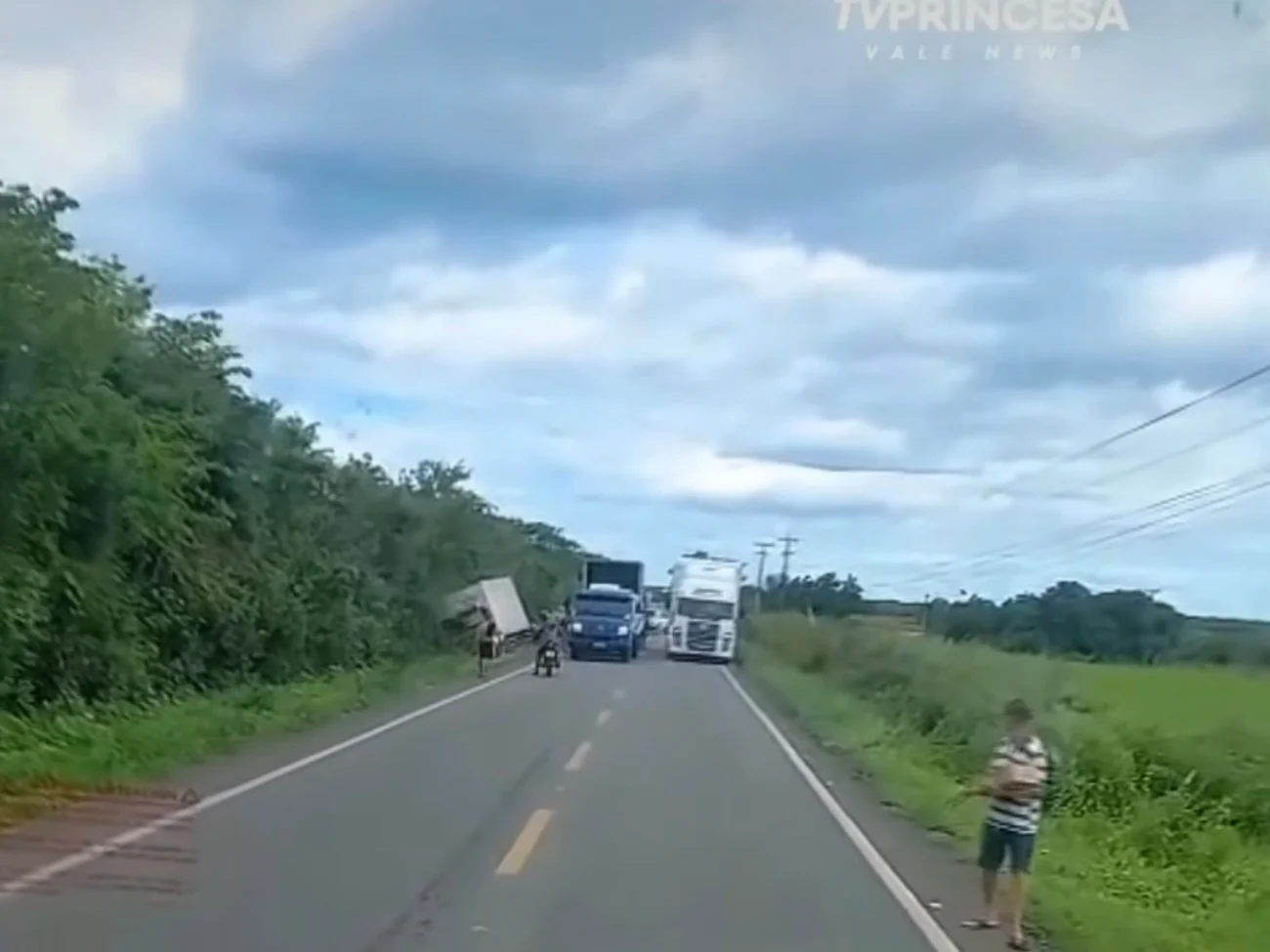 Motorista fica ferido após perder o controle do carro e capotar em Fortaleza