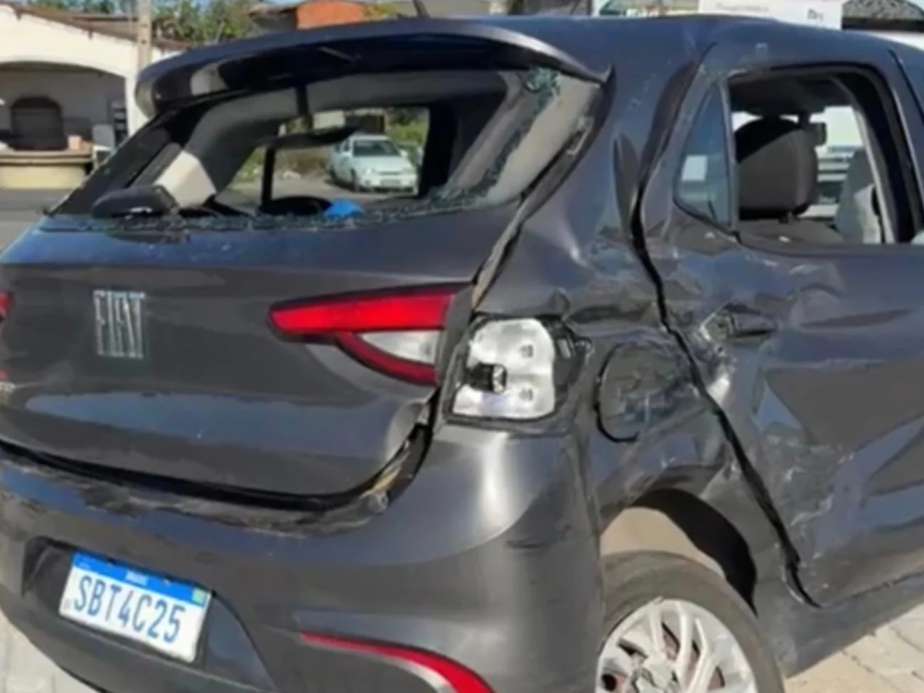 Colisão entre carro de passeio e carreta mobiliza equipes no triângulo de Limoeiro do Norte 