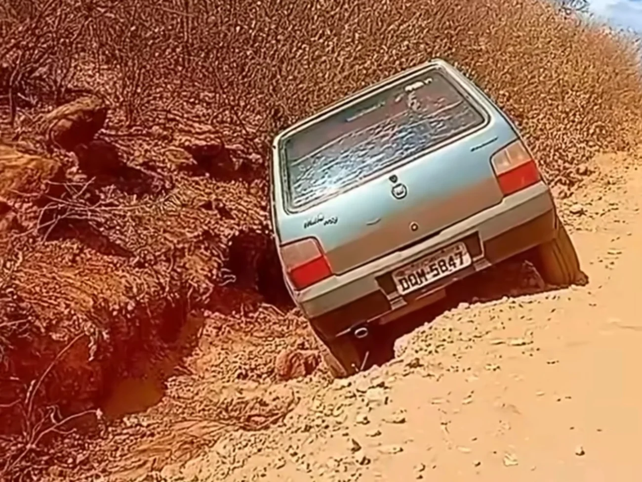 Vídeo mostra quando carro sai da pista e cai em vala após motorista perder o controle da direção