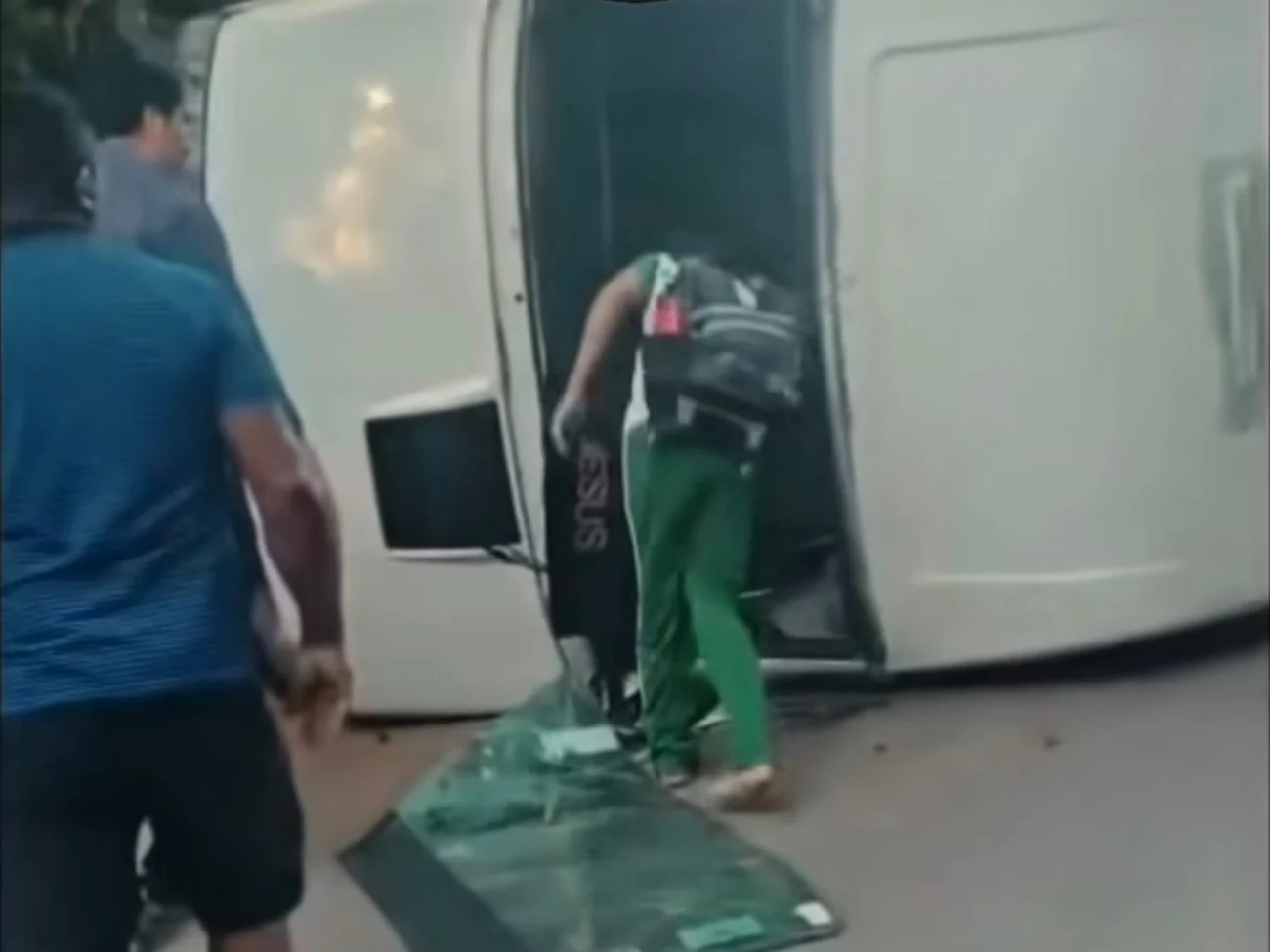 Vídeo mostra acidente envolvendo uma Van do transporte escolar em Barbalha no Ceará 