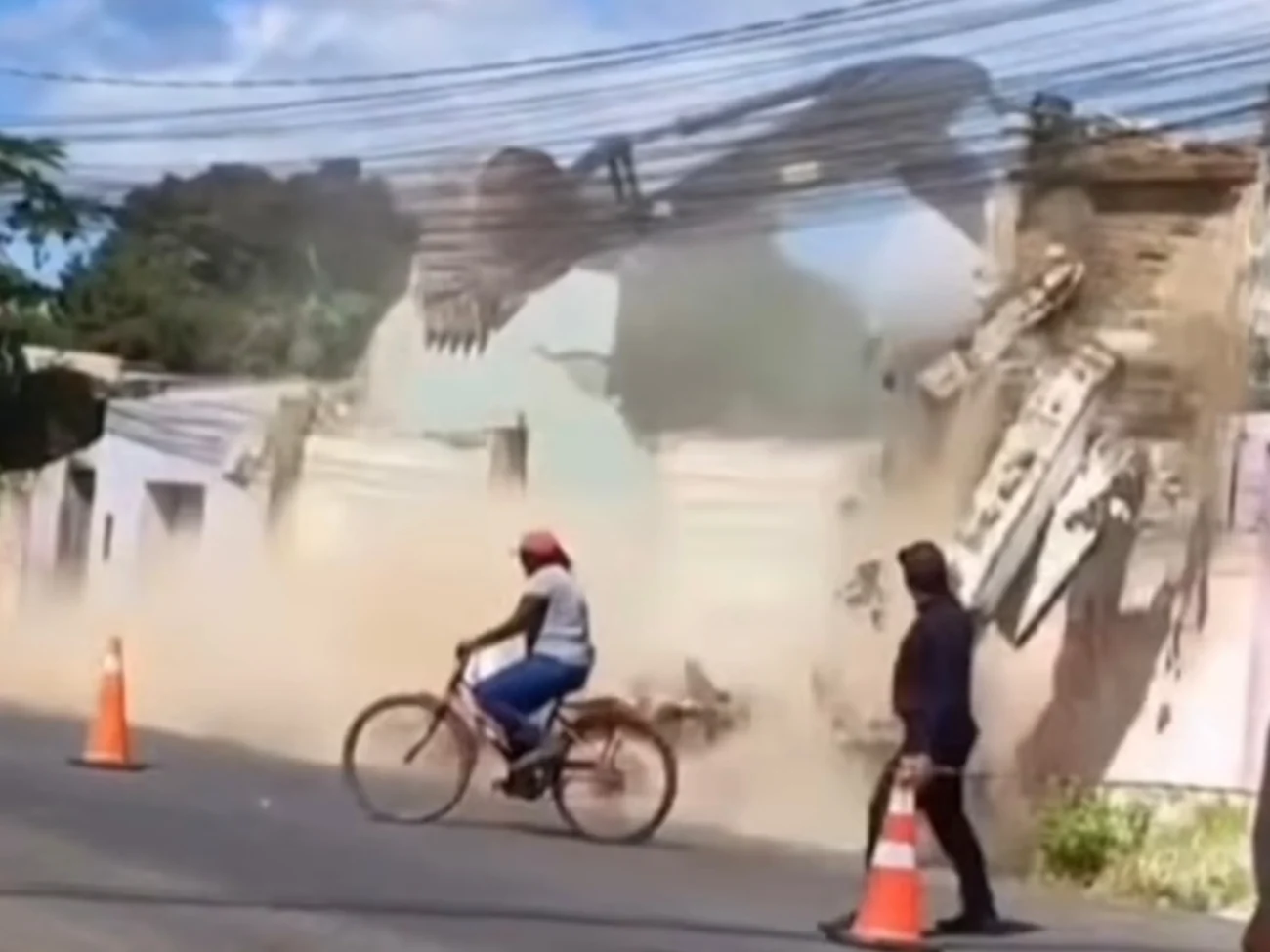 Vídeo mostra ciclista escapa por segundos de ser atingida durante demolição de estrutura