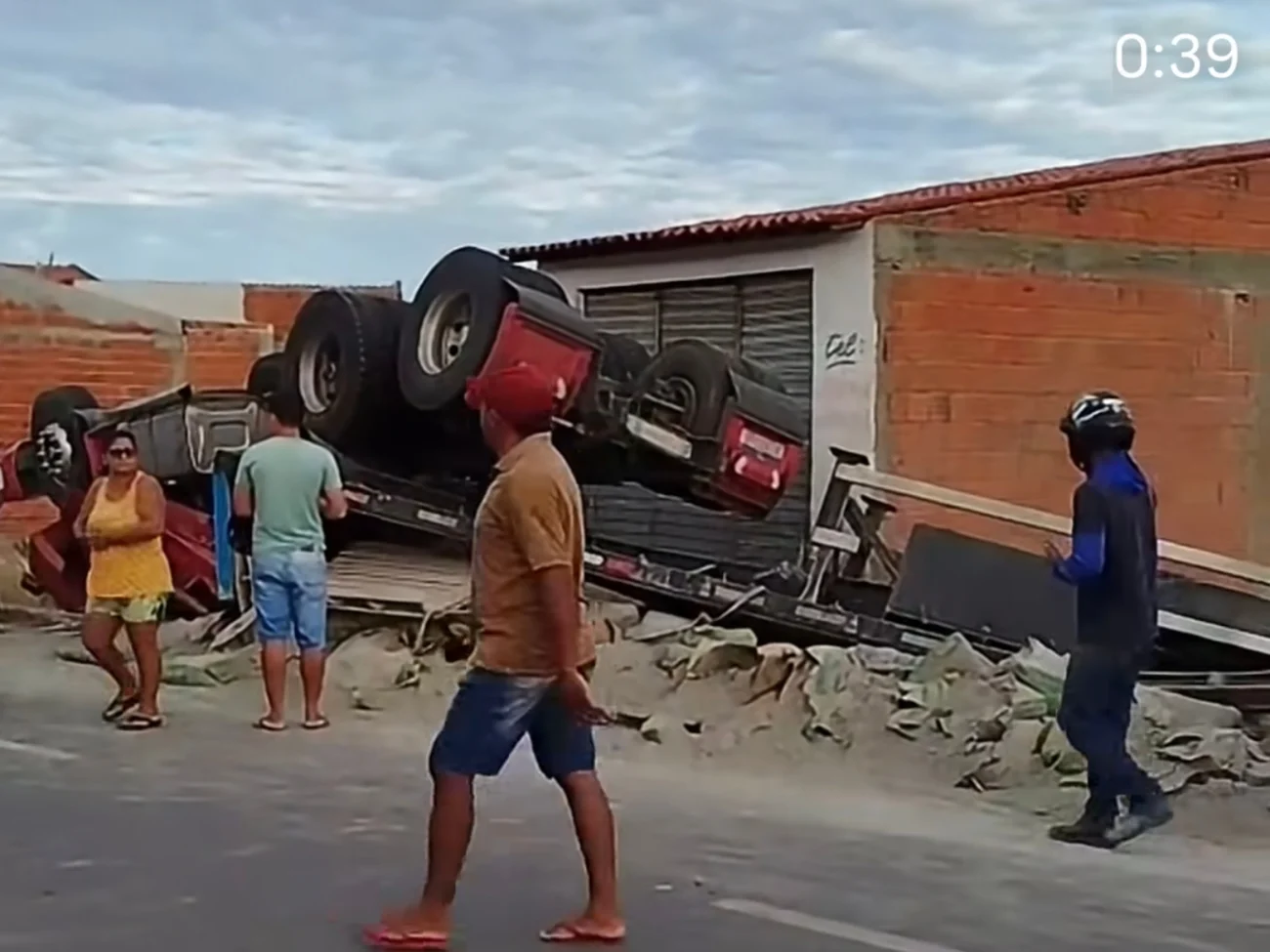 Vídeo mostra quando caminhão carregado com 640 sacas de cimento tomba em Quixelô no Ceará