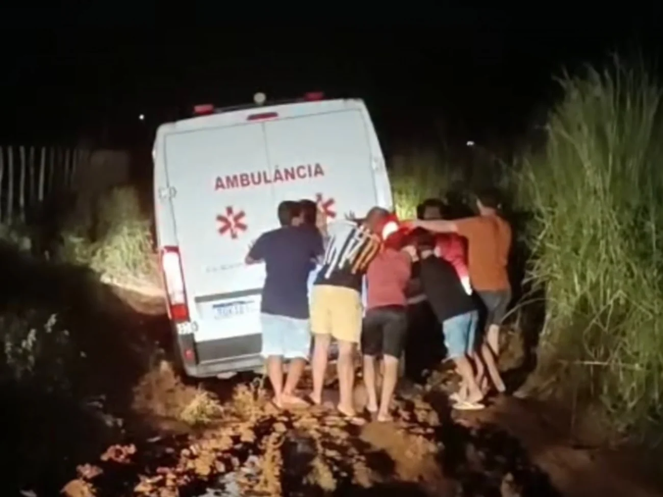 Vídeo mostra idosa de mais de 100 anos é carregada em rede após ambulância ficar atolada durante resgate em zona rural