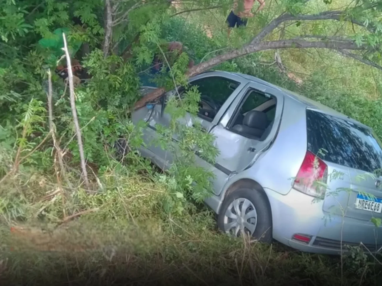 Vídeo mostra acidente entre carro e ônibus escolar termina com veículo em barranco em Icapuí no Ceará    