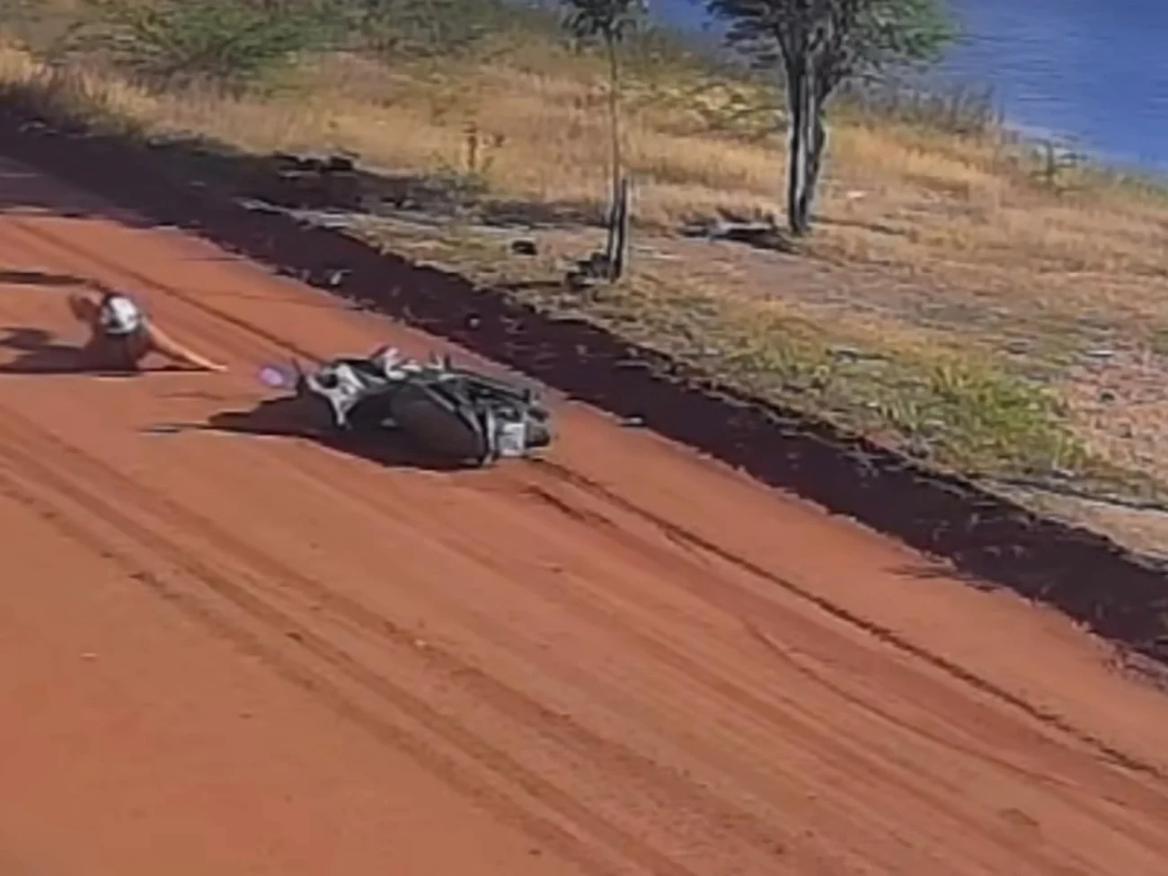 Vídeo mostra obra parada vira armadilha e motociclista fica ferida na cidade de Crateús no Ceará 