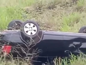 Motorista perde controle de veículo e capota na localidade de Canta Galo, em Acarape no Ceará 