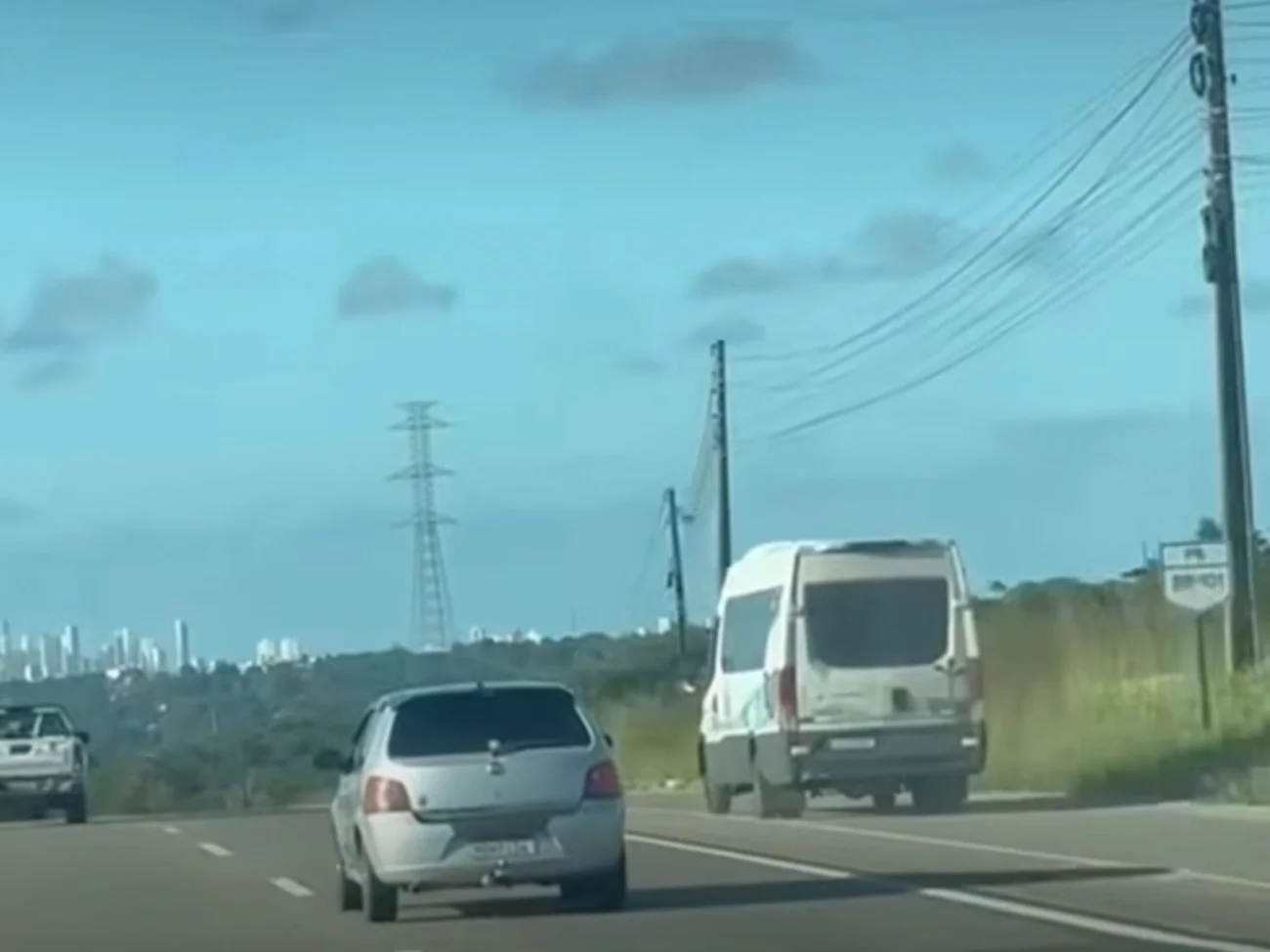 Vídeo mostra discussão no trânsito termina em capotamento na BR-101; motorista escapa sem ferimentos
