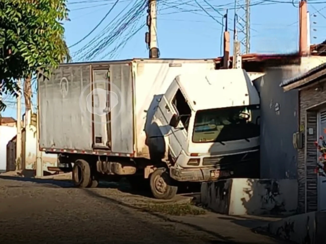 Caminhão desgovernado invade residência e derruba portão em Quixeramobim no Ceará 