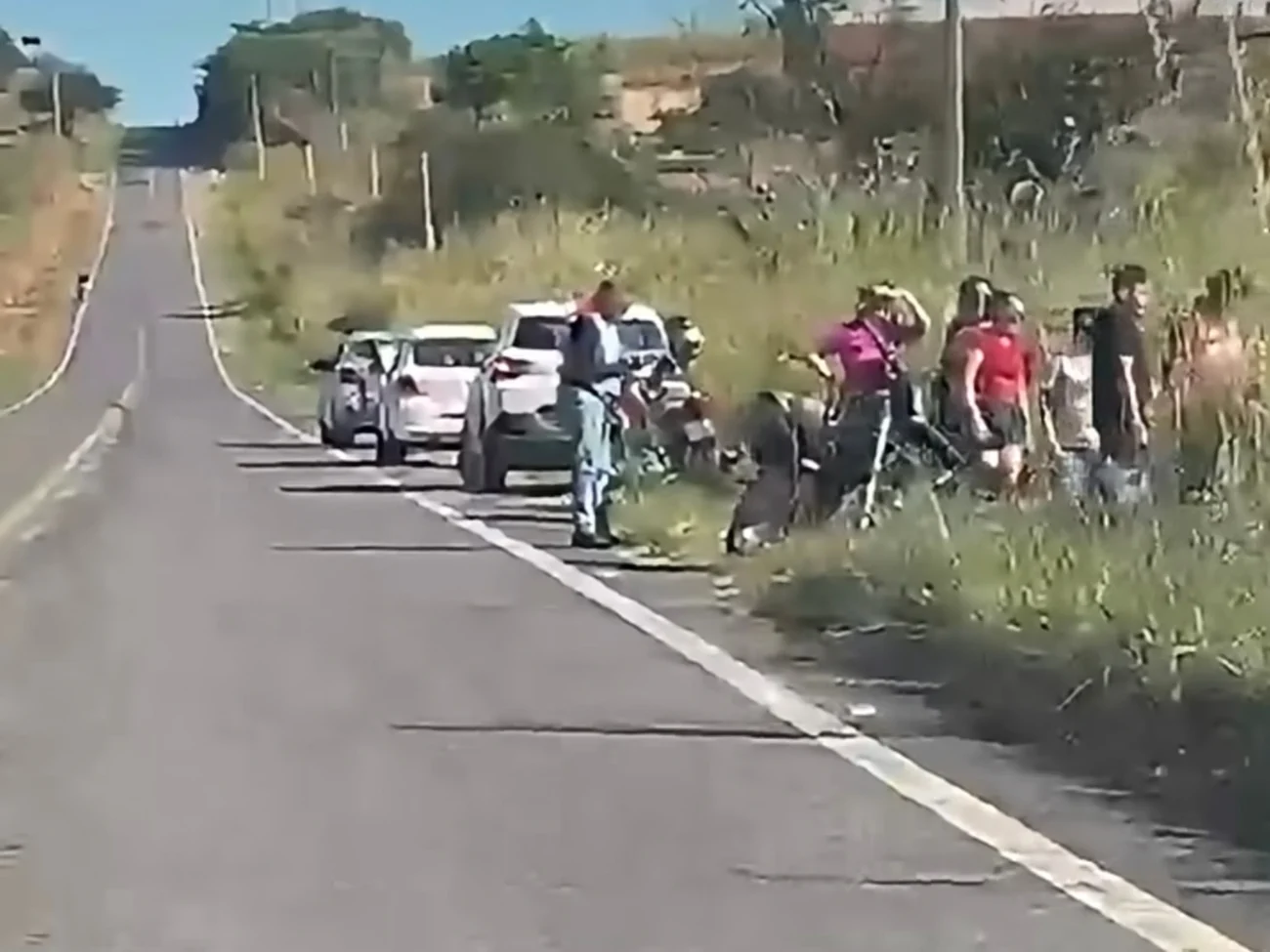 Vídeo mostra carro estoura pneu e cai dentro de lagoa nas proximidades do matadouro público de Cedro no Ceará 