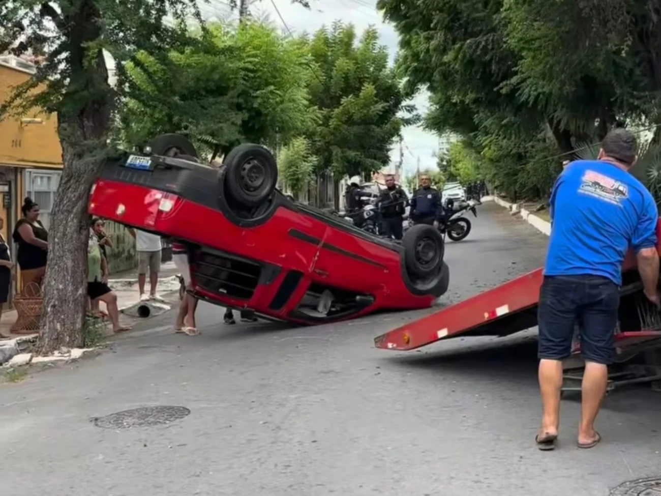 Vídeo mostra motorista escapa sem ferimentos após capotamento no bairro Junco, em Sobral