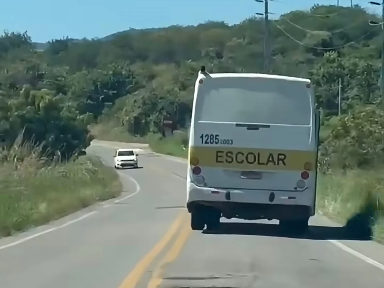 Vídeo mostra motorista registra ônibus escolar em situação preocupante na região Centro-Sul e levanta alerta