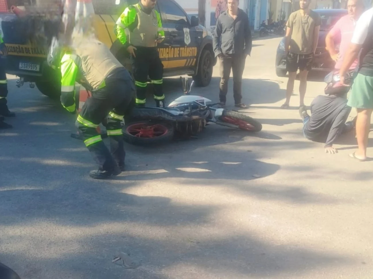 Acidente entre carro e moto deixa dois feridos no Centro de Pacajus no Ceará