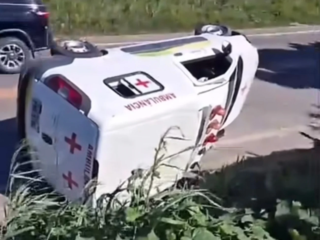 Vídeo mostra ambulância de Mombaça capota na CE-060 próximo ao HRSC, em Quixeramobim no Ceará 