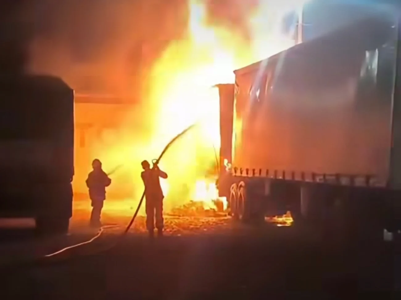 Vídeo mostra quando caminhão pega fogo durante a madrugada em posto de combustíveis em Forquilha no Ceará 