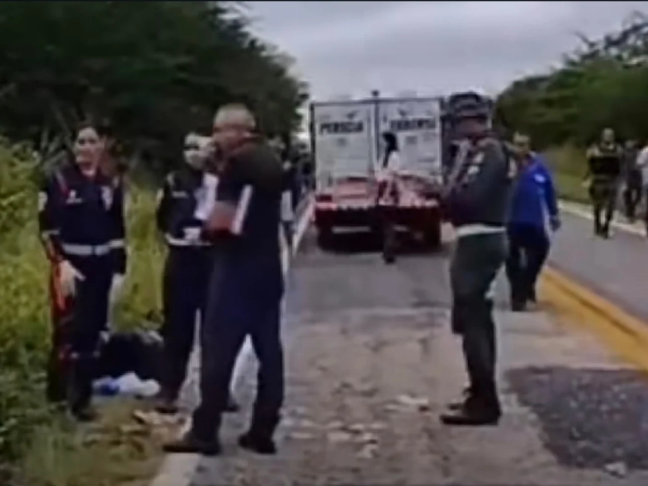 Vídeo mostra quando ônibus com mais de 40 passageiros capota