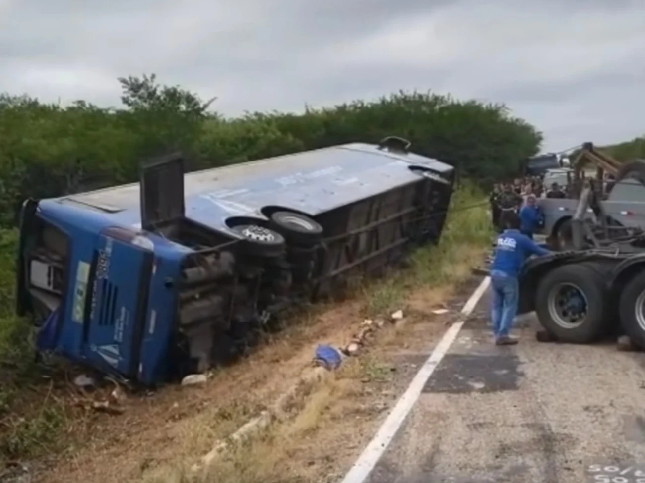 Vídeo mostra capotamento de ônibus no interior do Ceará termina com sete mortos e dezenas de feridos