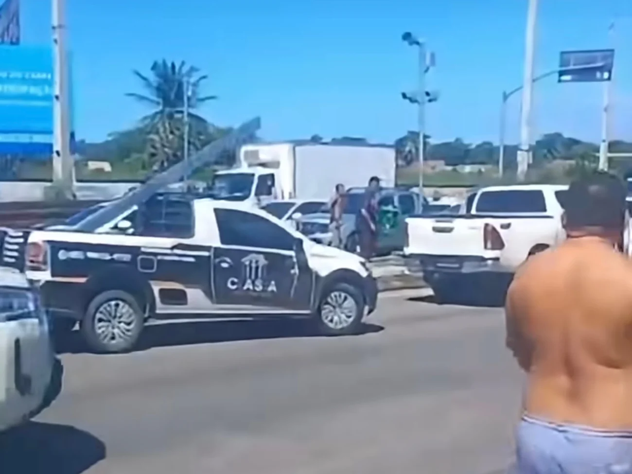 Vídeo mostra homem é perseguido e morto a tiros na Avenida Washington Soares, em Fortaleza
