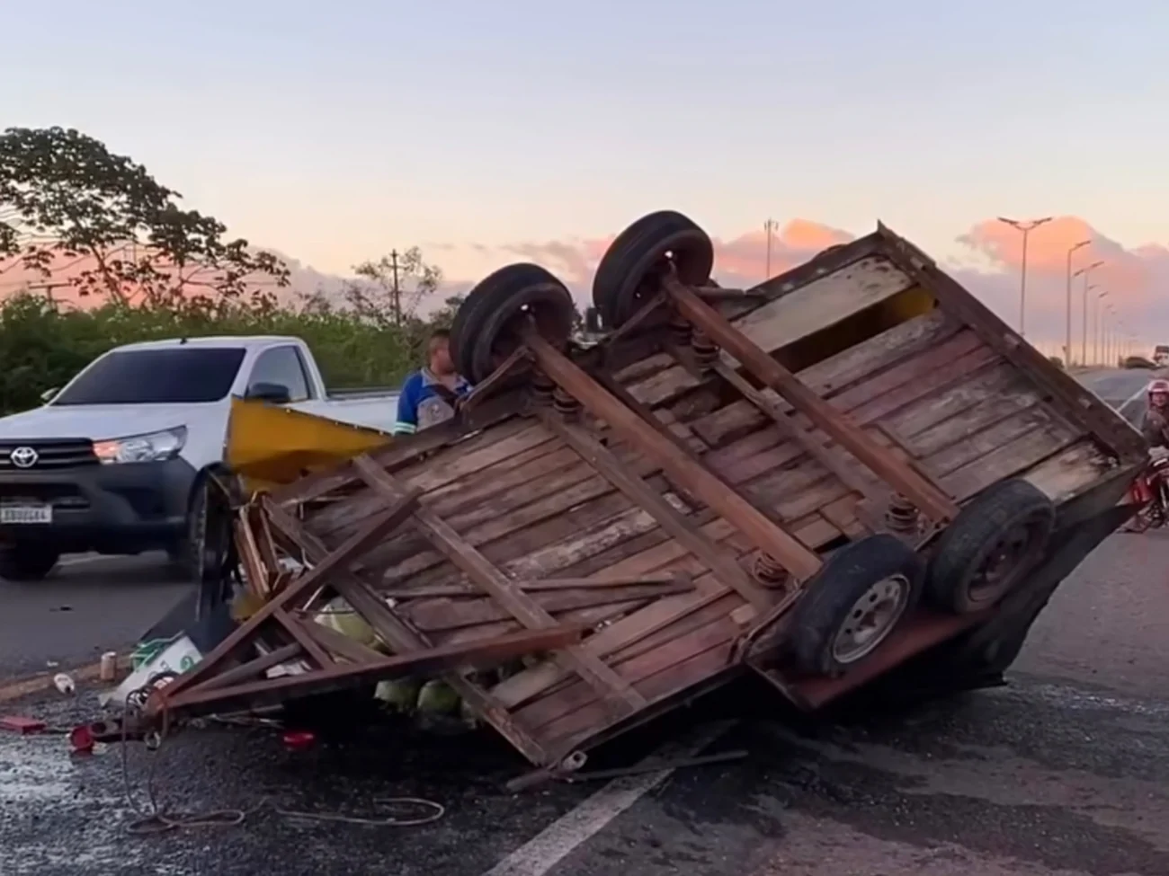 Vídeo mostra quando reboque carregado com bebidas tomba na BR-222, na saída de Tianguá no Ceará 