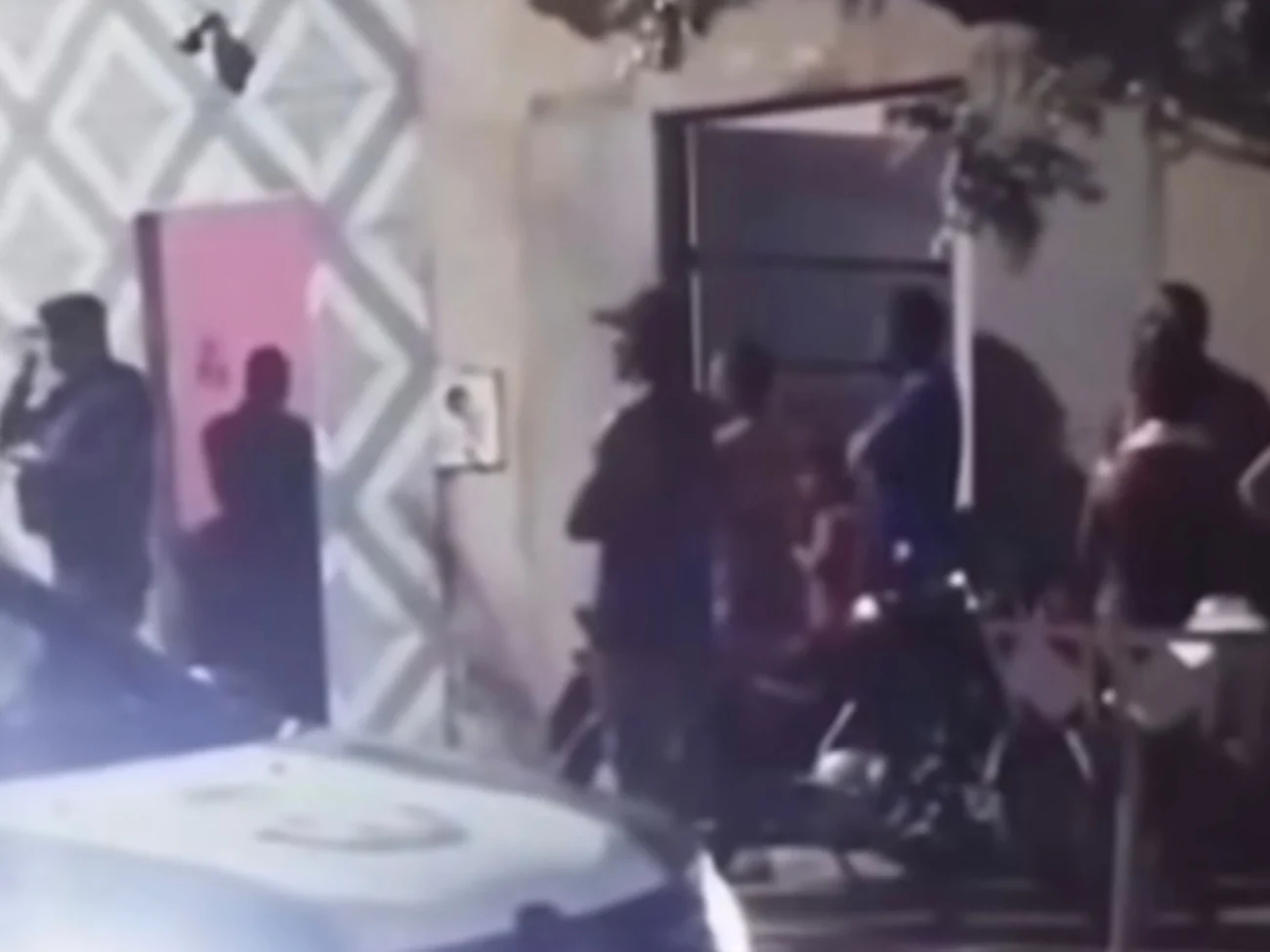Vídeo mostra mulher é baleada em rua do bairro Malvinas, em Barbalha, no Ceará 