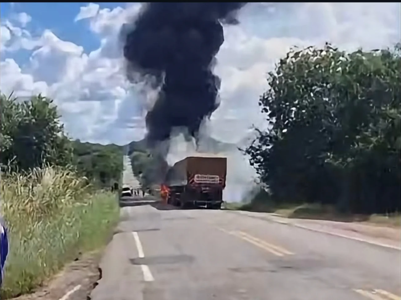 Vídeo mostra carreta pega fogo na malhada vermelha entre Iguatu e Icó e mobiliza atenção de motoristas na região