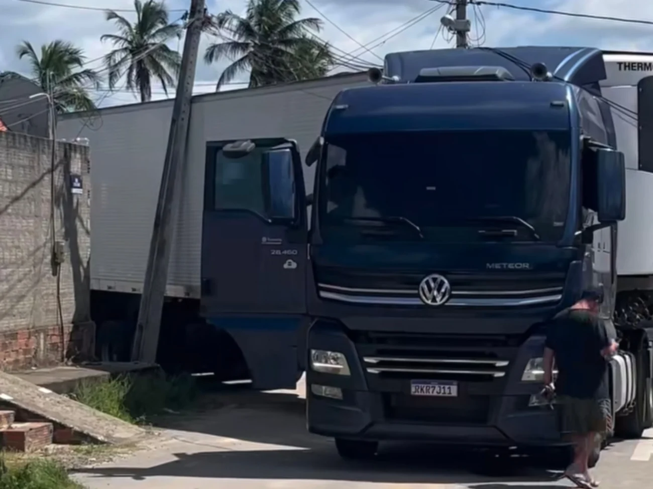 Vídeo mostra manobra de carreta termina com Poste atingido no bairro Açude Novo em Acaraú no Ceará 