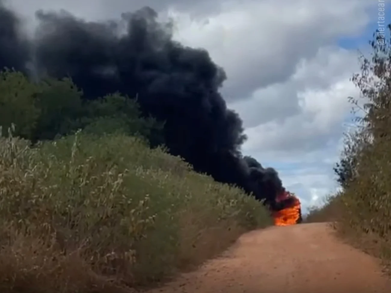 Vídeo mostra ônibus escolar sendo destruído por incêndio na zona rural de Campos Sales 