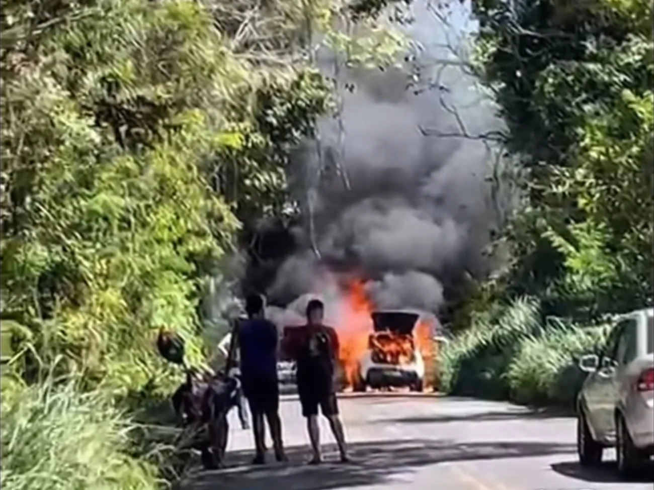 Vídeo mostra veículo é destruído por incêndio em via pública e mobiliza corpo de bombeiros, no interior do Ceará 