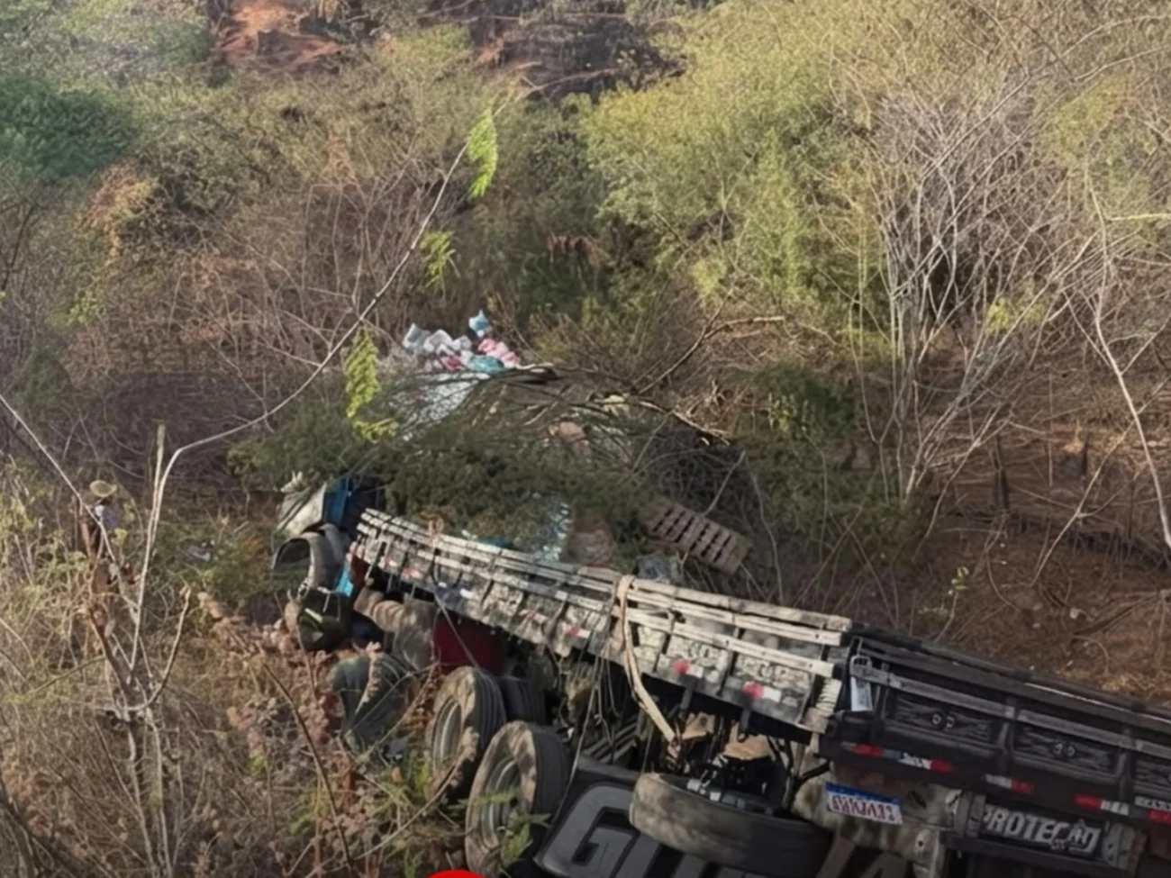 Motorista morre após caminhão carregado de argamassa despencar em ribanceira em Quiterianópolis no Ceará 