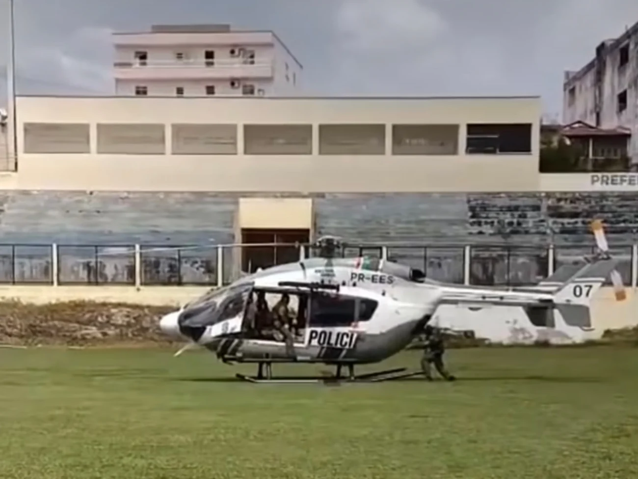 Vídeo mostra mulher de Mombaça é transferida de helicóptero após grave acidente e mobiliza força-tarefa de resgate no Ceará 