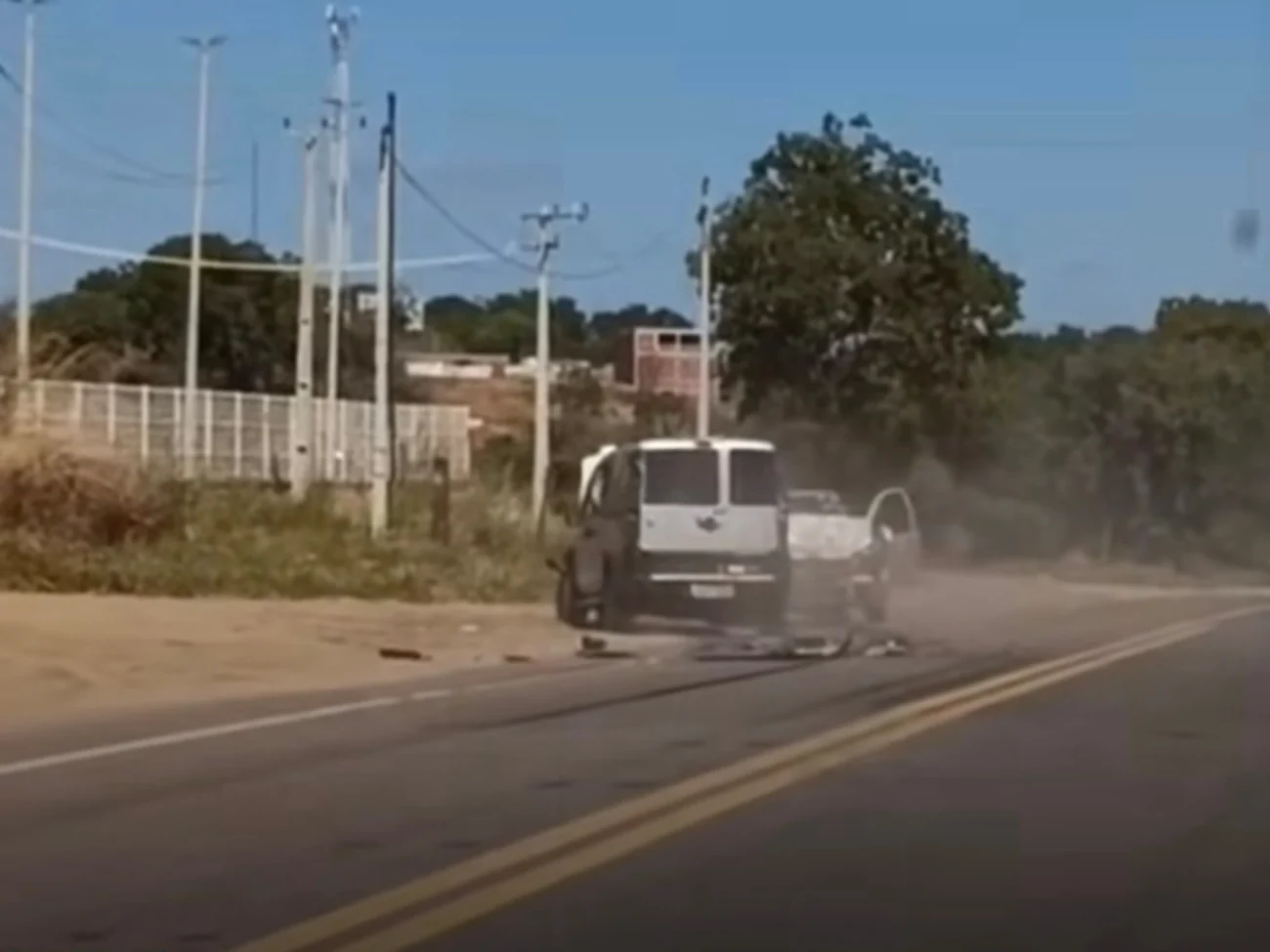 Motorista invade contramão em zigue-zague e provoca colisão frontal em Lavras da Mangabeira