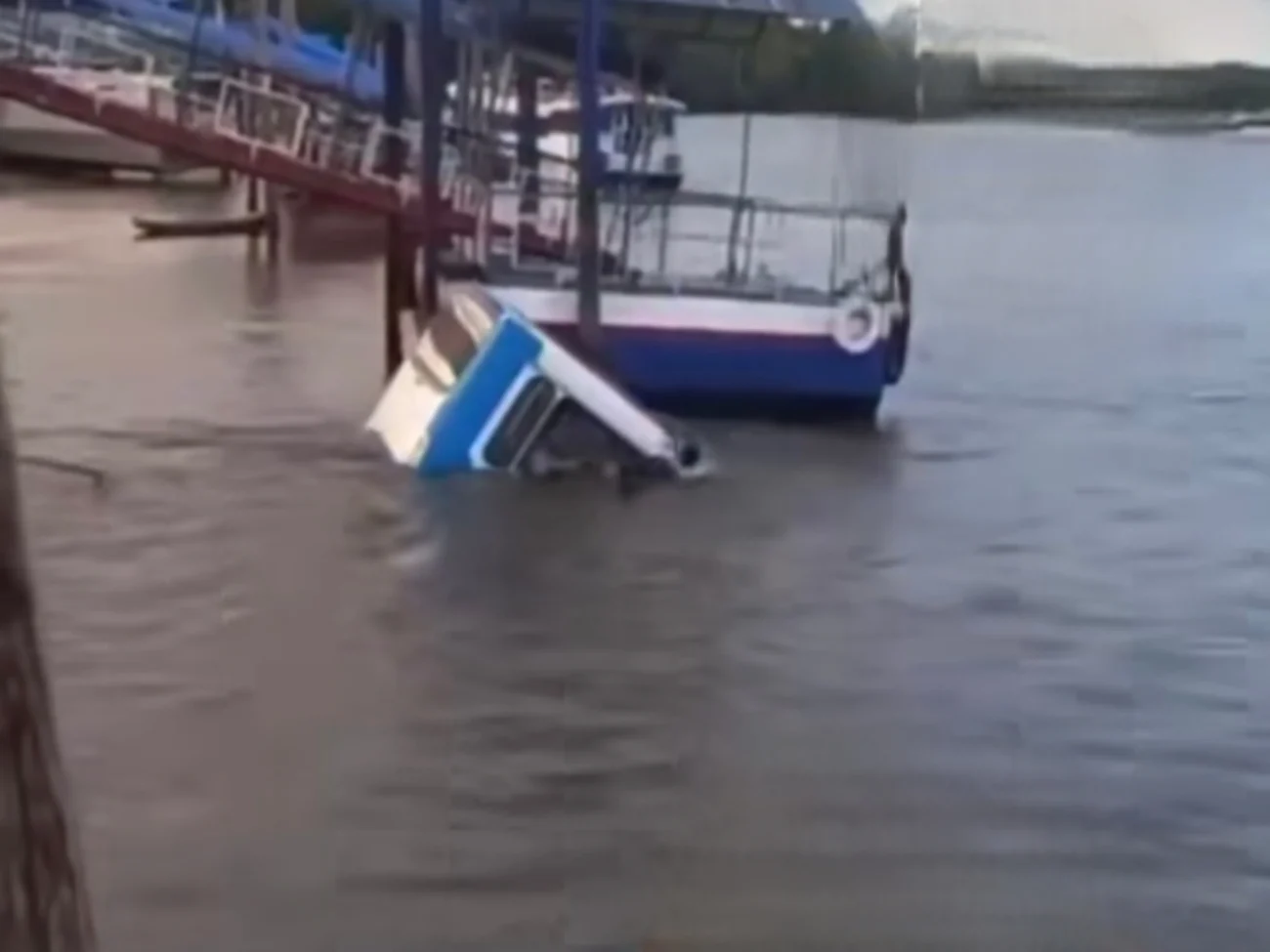 Vídeo mostra ônibus com passageiros despenca em rio durante descida de porto e provoca momentos de desespero