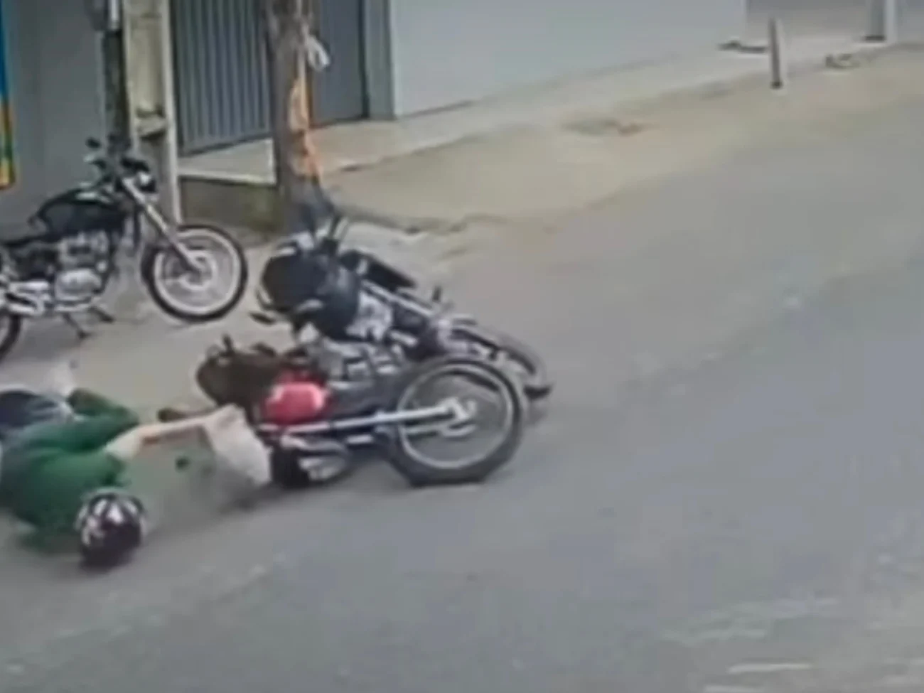 Vídeo mostra forte colisão entre motocicletas no centro de Canindé no Ceará e acidente chama atenção de moradores