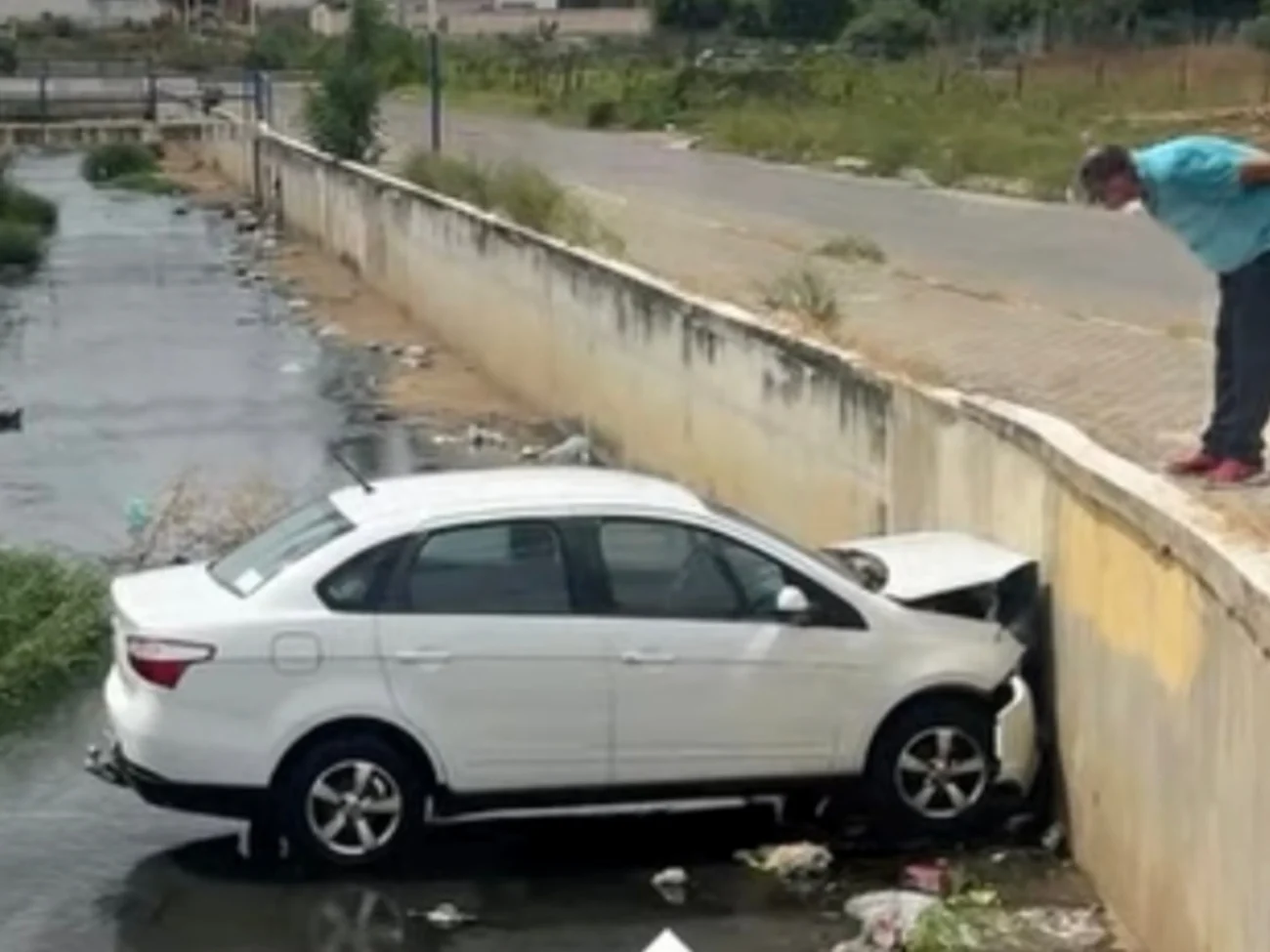 Vídeo mostra motorista sem habilitação perde controle do carro e cai dentro de canal