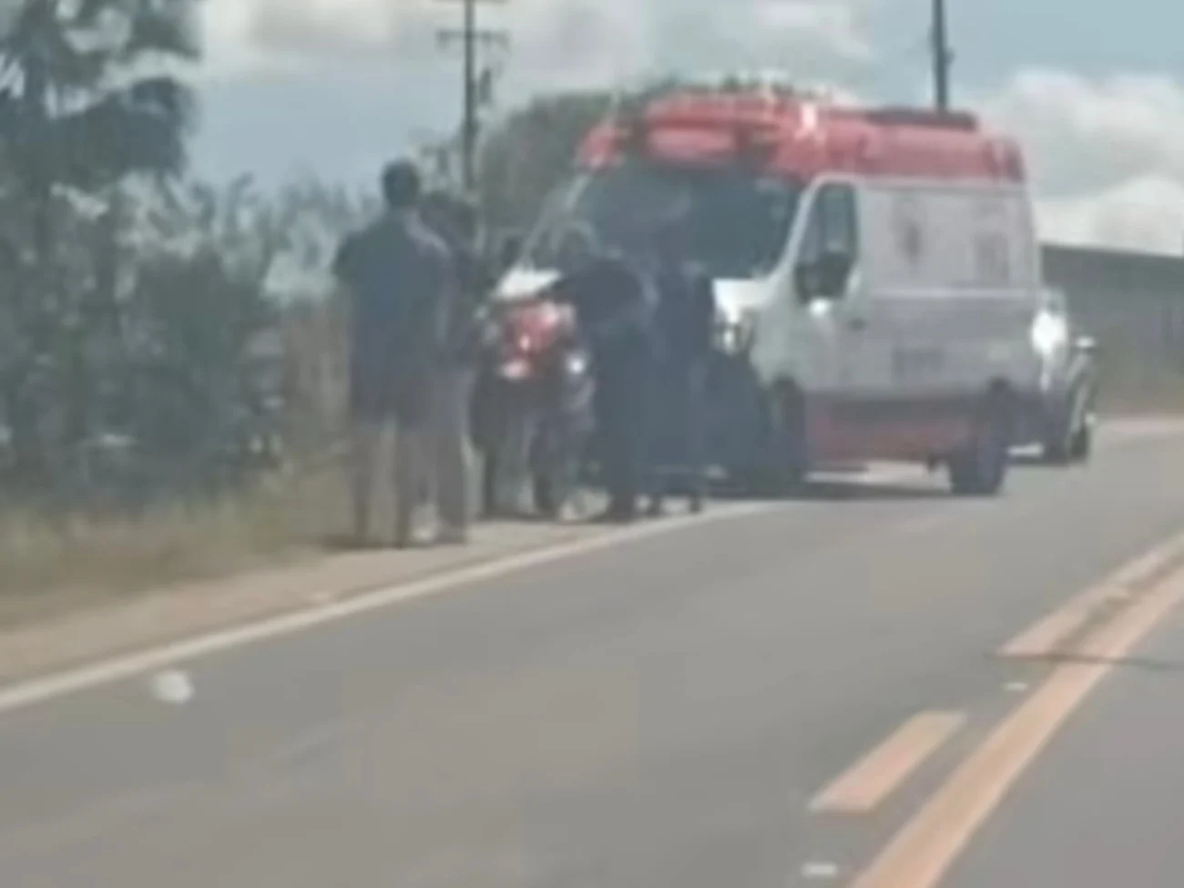 Hilux capota na CE-085 durante viagem para Jericoacoara e motorista é socorrido com suspeita de fratura