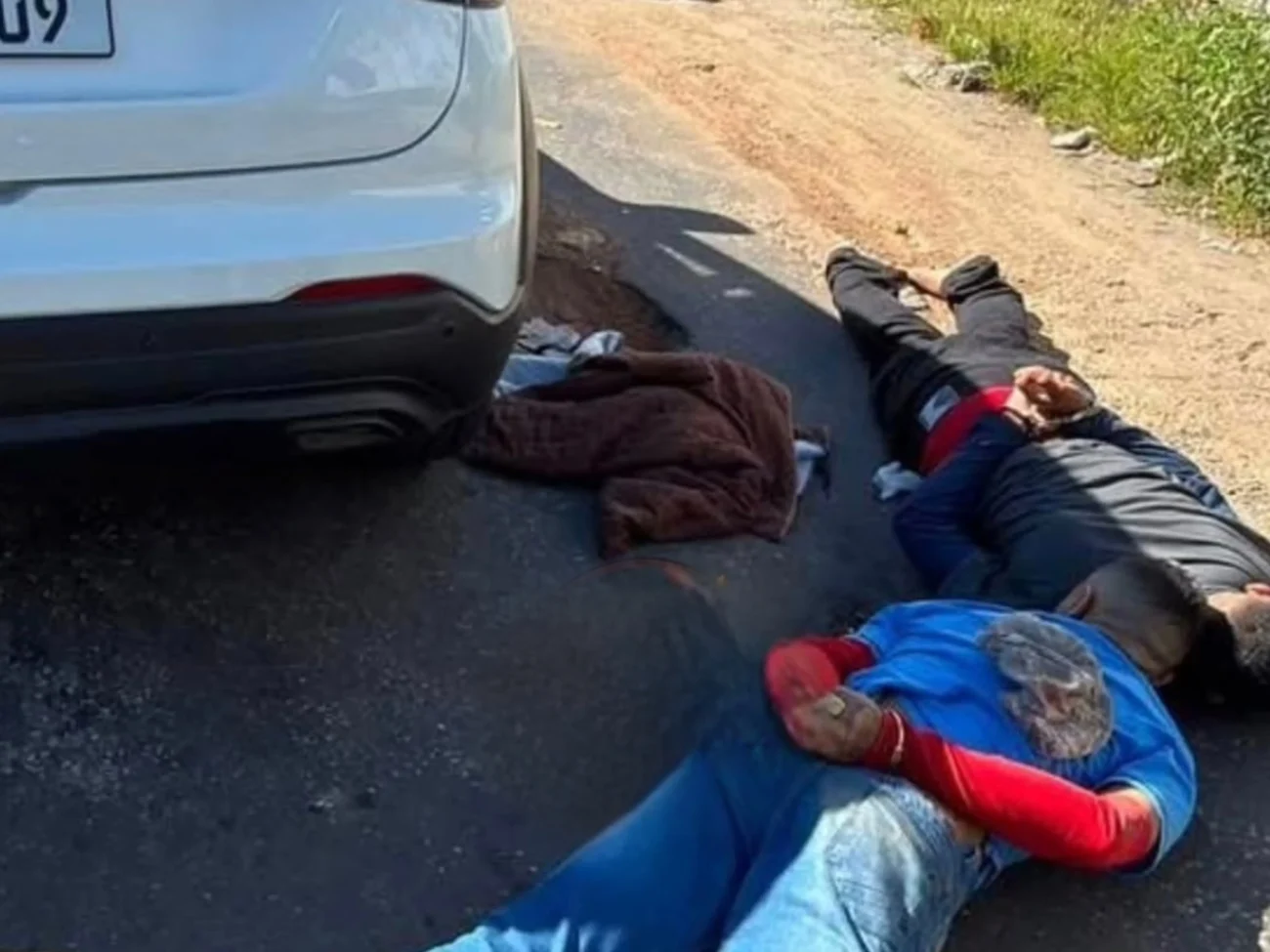 Polícia prende dois suspeitos e recupera carro roubado durante ação no bairro luciano cavalcante, em Fortaleza 