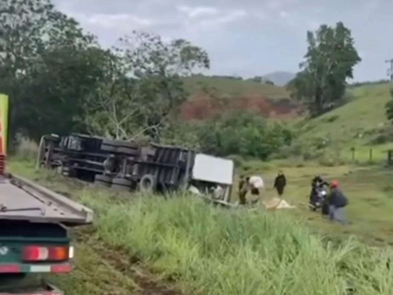 Vídeo mostra caminhão tomba na BR-101 e carga é saqueada por dezenas de pessoas