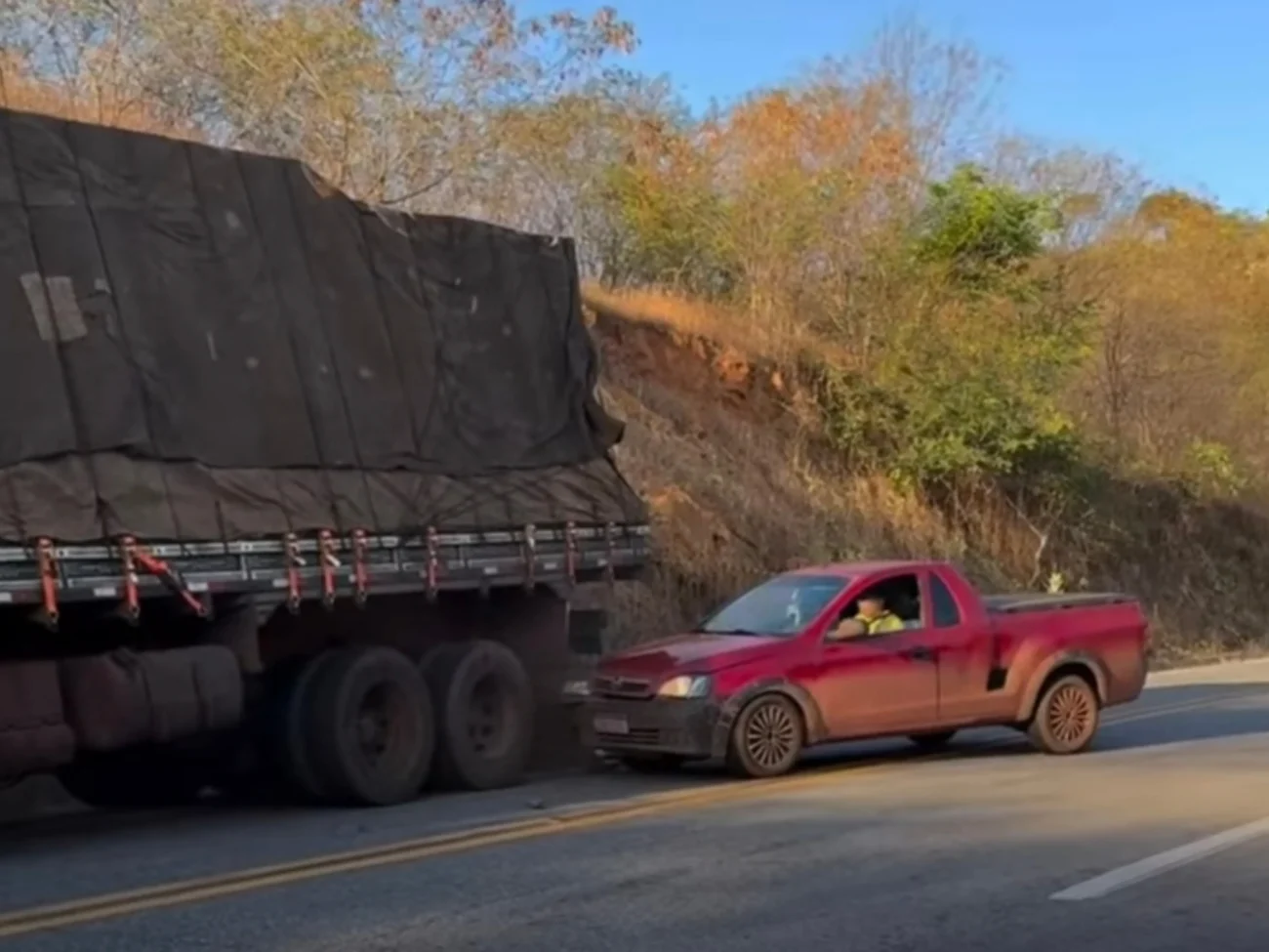Vídeo mostra momento exato de colisão entre carro e caminhão na serra dos tucuns; sol pode ter contribuído para o acidente