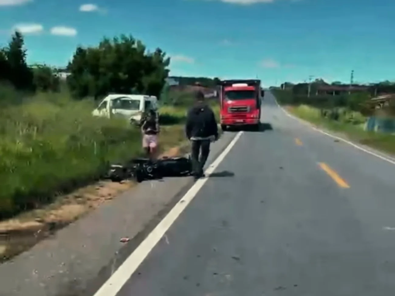Vídeo mostra acidente entre topic e motocicleta deixa motociclista ferido na zona rural de Quixeramobim no Ceará 