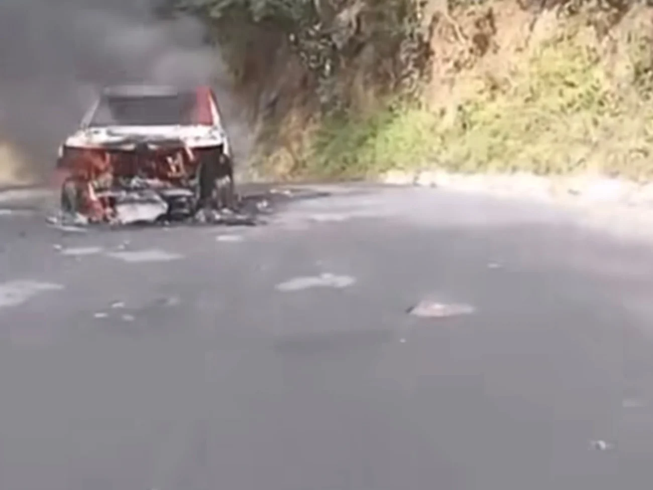 Vídeo mostra carro é destruído por incêndio durante subida da serra da Ibiapaba e assusta motoristas na CE-253