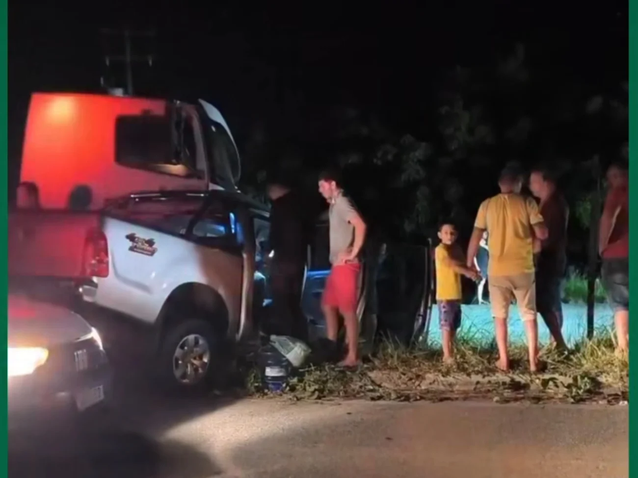 Hilux é arremessada para vala após forte colisão com caçamba na CE-085 em Paraipaba no Ceará 