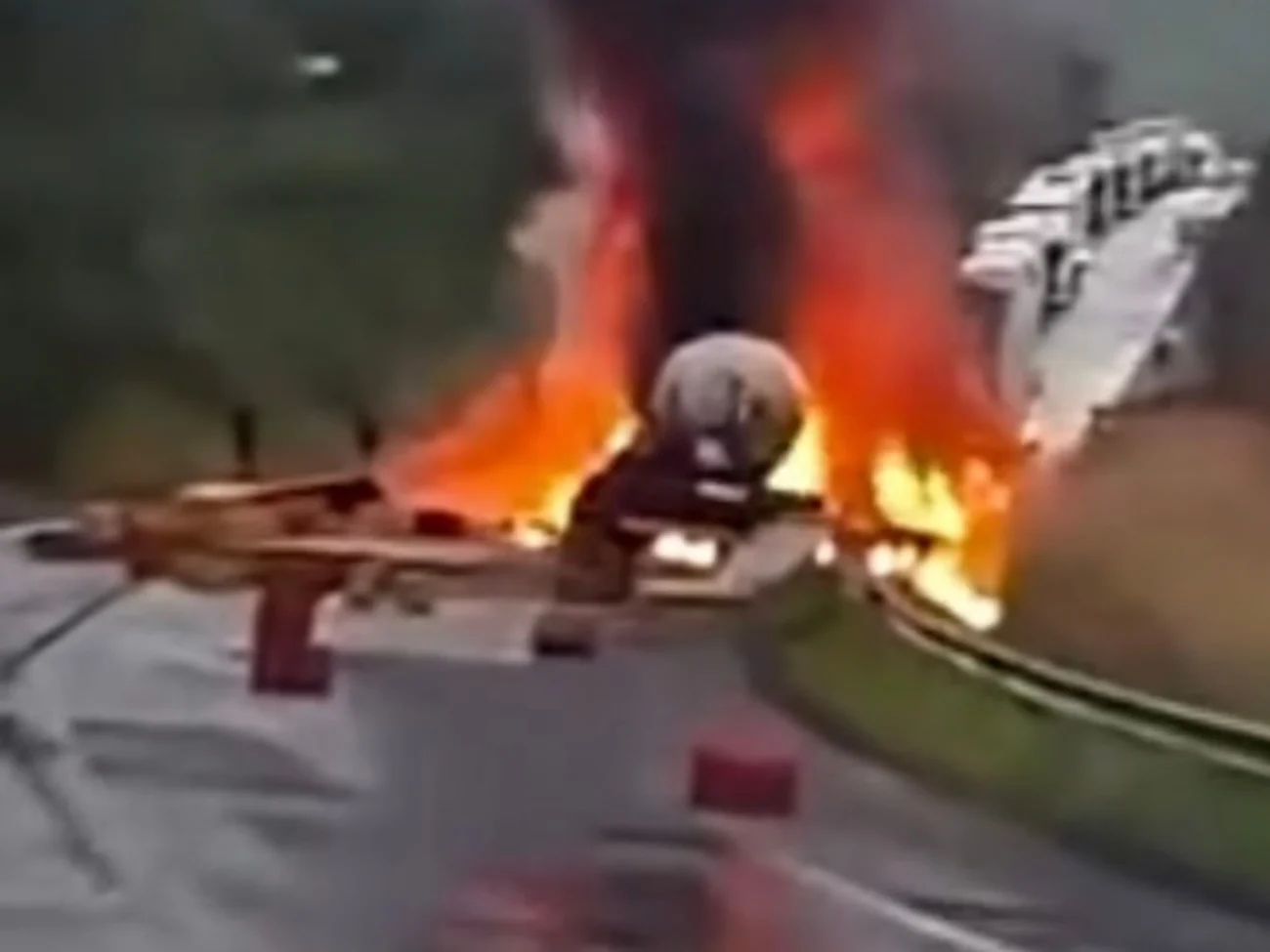 Vídeo mostra colisão entre duas carretas provoca incêndio de grandes proporções e interdita totalmente a BR -116